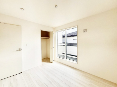 �Q���@�����`Bed Room�`�@�o���R�j�[����̖��邢���������������݂܂��B���ƂɌb�܂ꂽ�������B�_�炩�����R���Œ��ڊo�߂��炵������邾�낤�B�܂��A�@�\�I�Ȏ��[��z�u���āA�Еt������Ԃ������o�������B