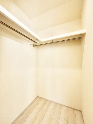 ���̑��@�����`Walk-in Closet�`�@�K�v�Ȃ��̂�R�[�f�B�l�[�g���ꗗ���Ċm�F�ł��A�g�x�x�⏀�����Z���ԂōςރE�H�[�N�C���N���[�[�b�g��ݒu���܂����B�Ƃ̒�����������Ƃ�����֗��Ȏ��[�X�y�[�X�ł��B