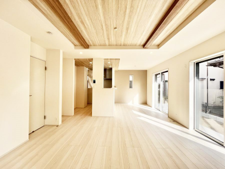 ���r���O�@�����`Living�`�@�O���̗��Ȃ��V���v���ł�������LDK�B�傫�ȑ�������������������ނ̂Ŏ��������邭�A�Ƒ��̌e���̏�Ƃ��ăs�b�^���ł��B�J�����Ɠ�������̗ǂ��𐥔񂲗����������I