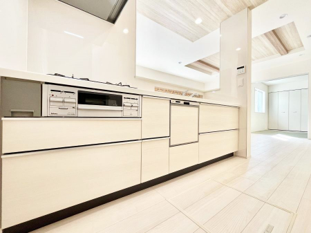 �L�b�`���@�����`Kitchen�`�@��b���e�ރ��r���O�A�������������Ȃ�L�b�`���B�Ƃ́A�������������ł͂Ȃ��A��炵��������A���K�ɂ���ꏊ�B�Ί�̖����A���炬�̓��X�̂��߂ɁA�ŐV�̐ݔ��E�d�l���̗p�B