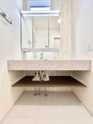 ���ʑ�E���ʏ��@�����`Dressing Room�`�@�\���ȑ傫���̐��ʑ�͎��[�����鎖�Ȃ���A�g�����Ȃ݃`�F�b�N�⎕�����ȂǁA���̍Q�����������Ԃł��z�e�����C�N�ȃX�y�[�X�ŗ]�T�Ƃ�Ƃ�������Ē����܂��B