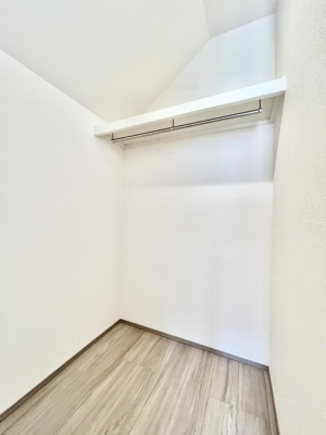 ���̑��@�����`Walk-in Closet�`�@�K�v�Ȃ��̂�R�[�f�B�l�[�g���ꗗ���Ċm�F�ł��A�g�x�x�⏀�����Z���ԂōςރE�H�[�N�C���N���[�[�b�g��ݒu���܂����B�Ƃ̒�����������Ƃ�����֗��Ȏ��[�X�y�[�X�ł��B