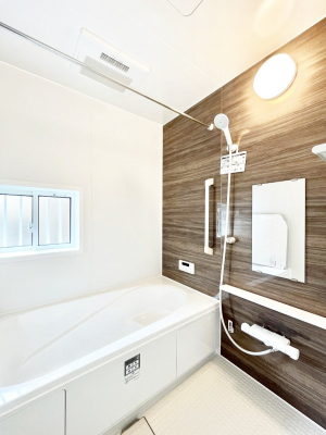 �����@�����`Bath Room�`�@�������������͋C�̗����Ŗ����Ɍ����ă��t���b�V���B���������@�\���t���Ă���̂ŗׂ̐���@�u����Ő􂢏オ�������󕨂��A�J�̓����V�C���C�ɂ������������邱�Ƃ��\�ł��B