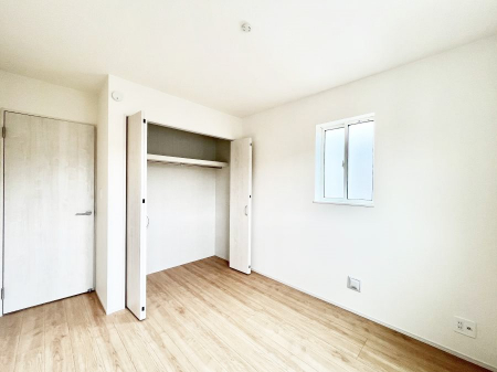 ���̑����ρ@�����`Bed Room�`�S�����ɂ͎��[�N���[�[�b�g�������I���i�g���̂��m���⏬���͂������A�G�ߕ��̂��m���Ȃǂ���������Ɛ������ڂ����܂������܂��B  ������Ԃ��L���g�p�ł��܂��ˁB