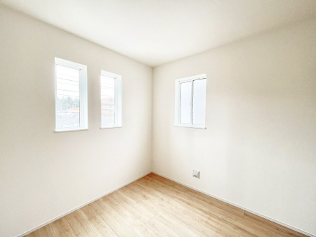 �q�������@�����`Bed Room�`�@�q�������͂��q�l�ɂƂ��đ�Ϗd�Ȗ���������܂��B�q����l�ŉ߂�����Ԃ�^���邱�ƂŁA�h���׋����Ԃ����R�Ƒ����܂����畔���̕Еt����|���Ȃǂ��������ƂɌq����܂��B