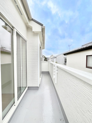 �o���R�j�[�@�����`Balcony�`  �傫�ȋ�Ɉ͂܂ꂽ�C�����̂����ƁB  �o���R�j�[��`�������ň��|�I�ȊJ�����ɕ�܂�܂��B  �o���R�j�[�͗z���������݂��z�c����󕨂��C�����悭�������Ƃ��ł��܂��B