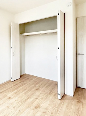 ���[�@�����`Closet�`�@�ǖʃN���[�[�b�g������΃^���X��u���K�v���Ȃ��A�o������̂Ȃ��X�b�L����Ԃ��ێ��ł��܂��B����ꂽ�X�y�[�X��L���Ɋ��p�ł������B�G�߂̈ߗނ��̕i�Ȃǂ����Ղ���[�o���܂��ˁ�