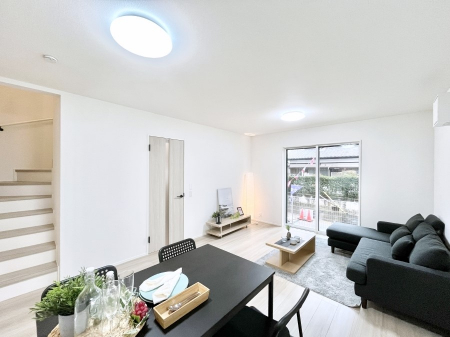 ���r���O�@���� ���r���O�K�i�A������؂ȉƑ��ƃR�~���j�P�[�V�������Ƃ��Ƒ��v���̊Ԏ��