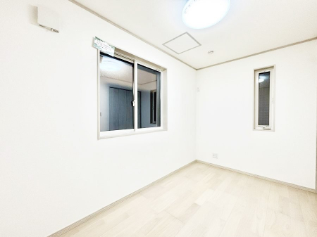 �q�������@�����`Bed Room�`�@�q�������͂��q�l�ɂƂ��đ�Ϗd�Ȗ���������܂��B�q����l�ŉ߂�����Ԃ�^���邱�ƂŁA�h���׋����Ԃ����R�Ƒ����܂����畔���̕Еt����|���Ȃǂ��������ƂɌq����܂��B