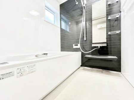 �����@�����`Bath Room�`�@�������������͋C�̗����Ŗ����Ɍ����ă��t���b�V���B���������@�\���t���Ă���̂ŗׂ̐���@�u����Ő􂢏オ�������󕨂��A�J�̓����V�C���C�ɂ������������邱�Ƃ��\�ł��B