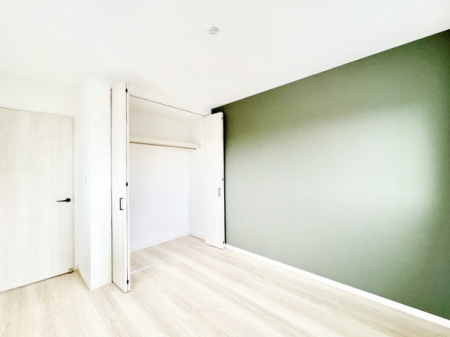 �q�������@�����`Bed Room�`�@�q�������͂��q�l�ɂƂ��đ�Ϗd�Ȗ���������܂��B�q����l�ŉ߂�����Ԃ�^���邱�ƂŁA�h���׋����Ԃ����R�Ƒ����܂����畔���̕Еt����|���Ȃǂ��������ƂɌq����܂��B