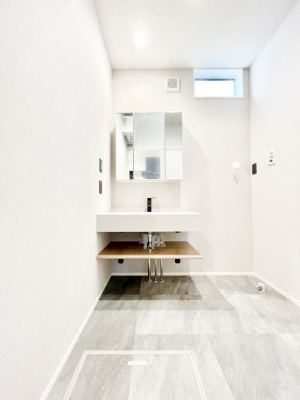 ���ʑ�E���ʏ��@�����`Dressing Room�`�@�\���ȑ傫���̐��ʑ�͎��[�����鎖�Ȃ���A�g�����Ȃ݃`�F�b�N�⎕�����ȂǁA���̍Q�����������Ԃł��z�e�����C�N�ȃX�y�[�X�ŗ]�T�Ƃ�Ƃ�������Ē����܂��B