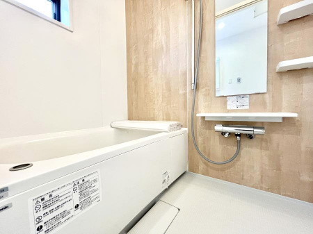 �����@�����`Bath Room�`�@����L�΂��ē������邱�Ƃ��\�I����̔�������M�d�ȃo�X�^�C���ł��B���q�l�Ƃ��ꏏ�ł��\���ȍL���Ȃ̂ŁA���r���O�Ƃ͈�����Ƒ��c�R�̂ЂƎ������y���݂��������܂��B