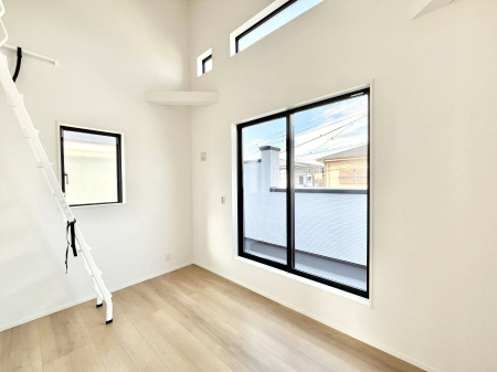 �q�������@�����`Bed Room�`�@�q�������͂��q�l�ɂƂ��đ�Ϗd�Ȗ���������܂��B�q����l�ŉ߂�����Ԃ�^���邱�ƂŁA�h���׋����Ԃ����R�Ƒ����܂����畔���̕Еt����|���Ȃǂ��������ƂɌq����܂��B