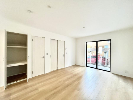 ���r���O�@�����`Living�`�@�O���̗��Ȃ��V���v���ł�������LDK�B�傫�ȑ�������������������ނ̂Ŏ��������邭�A�Ƒ��̌e���̏�Ƃ��ăs�b�^���ł��B�J�����Ɠ�������̗ǂ��𐥔񂲗����������I