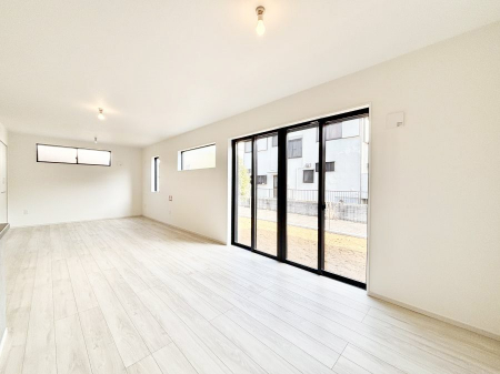 ���r���O�@�傫�ȑ����炽���Ղ�̗z���ƕ����������郊�r���O