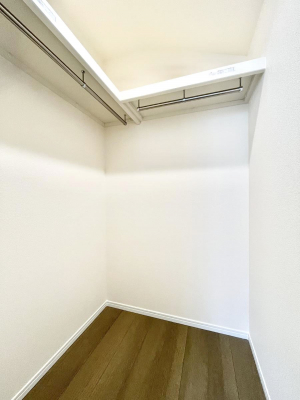 ���̑��@������B�������`Walk-in Closet�`�@��������̗m���������Ă��V���ɂȂ�ɂ����E�H�[�N�C���N���[�[�b�g�B�m���ȊO�ɂ��A���i�g��Ȃ��Ɠd��X�[�c�P�[�X�A�X�g�b�N�i�Ȃǉ��ł��Еt����������Ԃł��B