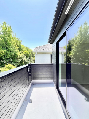 �o���R�j�[�@������A�������`Balcony�`�@�傫�ȋ�Ɉ͂܂ꂽ�C�����̂����ƁB�o���R�j�[��`�������ň��|�I�ȊJ�����ɕ�܂�܂��B�o���R�j�[�͗z���������݂��z�c����󕨂��C�����悭�������Ƃ��ł��܂��B