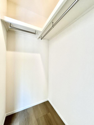���̑��@������A�������`Walk-in Closet�`�@��������̗m���������Ă��V���ɂȂ�ɂ����E�H�[�N�C���N���[�[�b�g�B�m���ȊO�ɂ��A���i�g��Ȃ��Ɠd��X�[�c�P�[�X�A�X�g�b�N�i�Ȃǉ��ł��Еt����������Ԃł��B