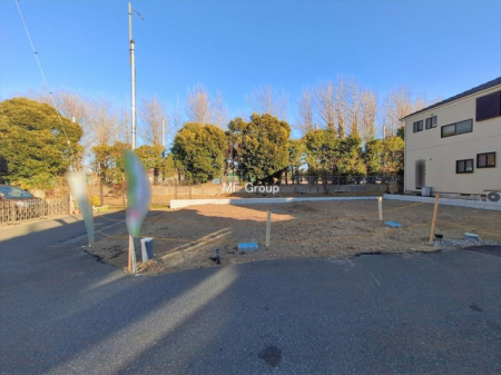 ���n�O�ώʐ^�@�`Exterior�`  �ՐÂȏZ��n�Ŏq��ĉƑ��Ƀs�b�^���B  �����̂��U�������K�ȗ΂Ɍb�܂ꂽ�G���A�ŁA���R�ɕ�܂ꂽ���₩�ȕ�炵���������邽�߂́A��Ƃ肠��Z���������Ă��܂��B