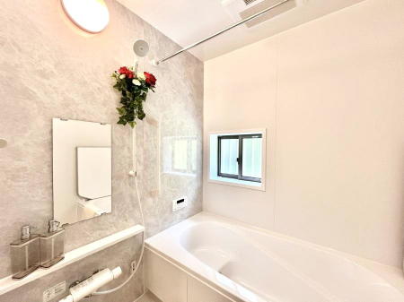 �����@������B�������`Bath Room�`�@���t���̃o�X���[���́A�̌������薾�邭�C�����̗ǂ���Ԃł��B�������邱�ƂŁA���C�����ǍD�B������芰����o�X���[���ŁA�����̃o�X�^�C�����y���݂ɂȂ肻���ł��B