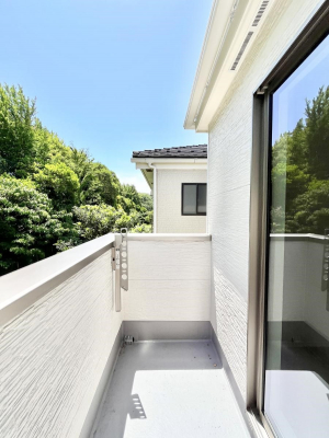 �o���R�j�[�@������B�������`Balcony�`�@�傫�ȋ�Ɉ͂܂ꂽ�C�����̂����ƁB�o���R�j�[��`�������ň��|�I�ȊJ�����ɕ�܂�܂��B�o���R�j�[�͗z���������݂��z�c����󕨂��C�����悭�������Ƃ��ł��܂��B