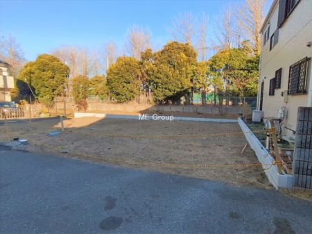 ���n�O�ώʐ^�@�`Exterior�`  �ՐÂȏZ��n�Ŏq��ĉƑ��Ƀs�b�^���B  �����̂��U�������K�ȗ΂Ɍb�܂ꂽ�G���A�ŁA���R�ɕ�܂ꂽ���₩�ȕ�炵���������邽�߂́A��Ƃ肠��Z���������Ă��܂��B