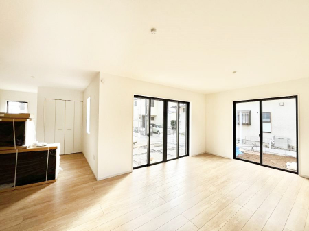 ���̑����ρ@�����`Living�`�@�Ƒ��̈�̊�����������L�X�Ƃ����X�y�[�X�B�Ƒ��Ɖ߂������Ԃ��؂ɂ�����Ƀs�b�^���̂�Ƃ�̏Z��Ԃł��B���q�l���������Ă����S���Č����܂��B�Ƒ��̏΂��������ɂ��ڂɕ����т܂��B