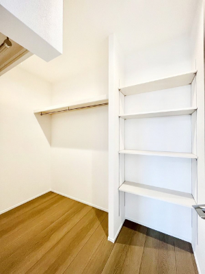 ���̑��@�����`Walk-in Closet�`�@�K�v�Ȃ��̂�R�[�f�B�l�[�g���ꗗ���Ċm�F�ł��A�g�x�x�⏀�����Z���ԂōςރE�H�[�N�C���N���[�[�b�g��ݒu���܂����B�Ƃ̒�����������Ƃ�����֗��Ȏ��[�X�y�[�X�ł��B