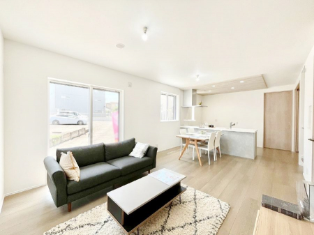 ���r���O�@�����`Living�`�@�O���̗��Ȃ��V���v���ł�������LDK�B�傫�ȑ�������������������ނ̂Ŏ��������邭�A�Ƒ��̌e���̏�Ƃ��ăs�b�^���ł��B�J�����Ɠ�������̗ǂ��𐥔񂲗����������I�@���Ƌ��CG�ł�