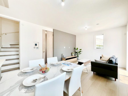 ���r���O�@�����`Living�`�@���r���O�ɊK�i�̂���Ԏ��ł���Ƒ��̃R�~���j�P�[�V�������X���[�Y�Ɏ��܂��ˁ��Ƃ肠���炵�ƐS�n�悢�Z�����a���ґ�Ȏ��Ԃ����Ƒ��݂�Ȃł��߂����������B