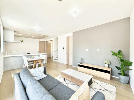 ���̑����ρ@�����`Living�`�@�Ƒ��̈�̊�����������L�X�Ƃ����X�y�[�X�B�Ƒ��Ɖ߂������Ԃ��؂ɂ�����Ƀs�b�^���̂�Ƃ�̏Z��Ԃł��B���q�l���������Ă����S���Č����܂��B�Ƒ��̏΂��������ɂ��ڂɕ����т܂��B