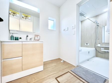 ���̑��@�����`Dressing Room�`  ����������F�����œ��ꂳ��Ă���ƁA�X�b�L���Ɛ�������ۂ������܂��B  ���̗��ɂ͂����Ղ�Ǝ��[�X�y�[�X��W�������I  �����́A�V���v�����@�\�����d�����āB