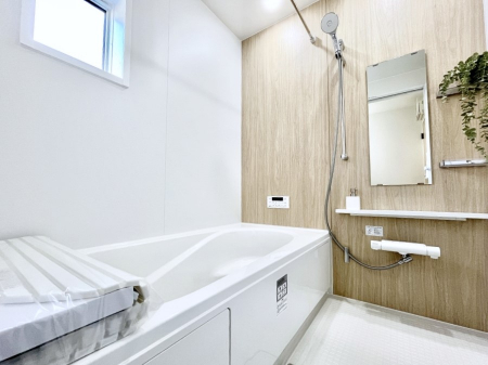 �����@�����`Bath Room�`�@���t���̃o�X���[���́A�̌������薾�邭�C�����̗ǂ���Ԃł��B�������邱�ƂŁA���C�����ǍD�B������芰����o�X���[���ŁA�����̃o�X�^�C�����y���݂ɂȂ肻���ł��B