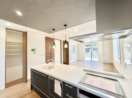 �L�b�`���@�J�E���^�[�z���ɂ��b�������Ȃ��疈���̂������������Ɗy����