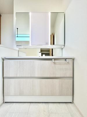 ���ʑ�E���ʏ��@�O�ʋ��̗��ɁA���ϕi��q���p�i�Ȃǂ����[�\�B���ʑ����������ƕۂ��܂��I