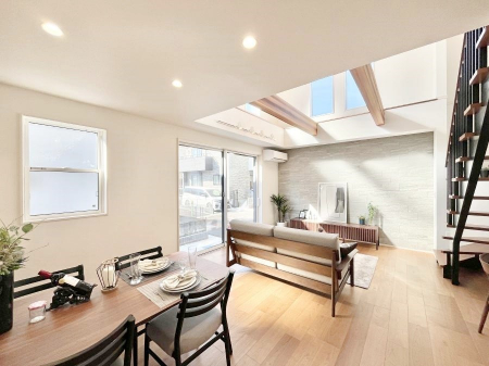 ���r���O�@�������̂��郊�r���O�I�z���������S�̂𖾂邭�Ƃ炵�A���r���O�S�̂��J�����̂����ԂɂȂ�܂��B