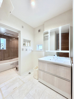 ���̑��@������1�������`Dressing Room�`  �\���ȑ傫���̐��ʑ�͎��[�����鎖�Ȃ���A�g�����Ȃ݃`�F�b�N�⎕�����ȂǁA���̍Q�����������Ԃł��z�e�����C�N�ȃX�y�[�X�ŗ]�T�Ƃ�Ƃ�������Ē����܂��B