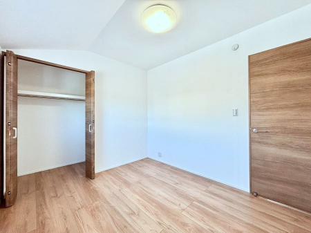 �Q���@������1�������`Bed Room�`  �S�����ɂ͎��[�N���[�[�b�g�������I���i�g���̂��m���⏬���͂������A�G�ߕ��̂��m���Ȃǂ���������Ɛ������ڂ����܂������܂��B  ������Ԃ��L���g�p�ł��܂��ˁB