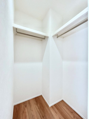 ���̑��@������1�������`Walk-in Closet�`�@��������̗m���������Ă��V���ɂȂ�ɂ����E�H�[�N�C���N���[�[�b�g�B�m���ȊO�ɂ��A���i�g��Ȃ��Ɠd��X�[�c�P�[�X�A�X�g�b�N�i�Ȃǉ��ł��Еt����������Ԃł��B