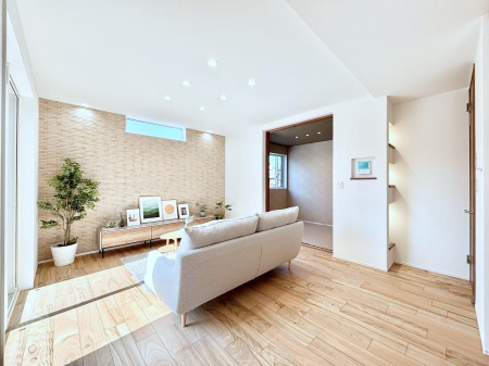 ���r���O�@������1�������`Living�`�@�Ƒ��̈�̊�����������L�X�Ƃ����X�y�[�X�B�Ƒ��Ɖ߂������Ԃ��؂ɂ�����Ƀs�b�^���̂�Ƃ�̏Z��Ԃł��B���q�l���������Ă����S���Č����܂��B