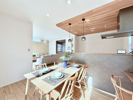 ���̑����ρ@������1�������`Living�`�@�Ƒ��̐H����c���̂ق��A�q�ǂ���V�΂�����A�F�l���������肷��LDK�͏Z�܂��̒��S�B�����ԉ߂����ꏊ������A���̋�Ԃ͏Z�܂��S�̂̋��S�n�����E���܂��B