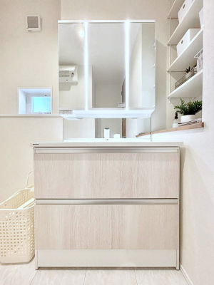 ���ʑ�E���ʏ��@������1�������`Dressing Room�`�@���邭����������p�E�_�[���[���B�����g���ꏊ�����炱���A���K�ȋ�ԂƂȂ��Ă���܂��B�V�����v�[�h���b�T�[���̗p���Ă���܂��̂ŁA���V��������y�ɏo���܂��B