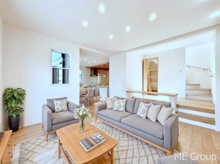 ���r���O�@�Ƒ��̘a�₩�ȉ�b���������Ă������B�J�����̂��郊�r���O�ł��B���Ƌ��CG�ł�  