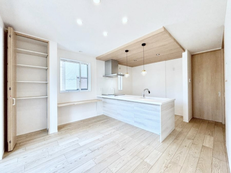 ���̑����ρ@�Ƒ��̏Ί炪���R�Ɛ��܂�Ă���A����ȕ��͋C�̃_�C�j���O�Ɏd�オ���Ă��܂� 