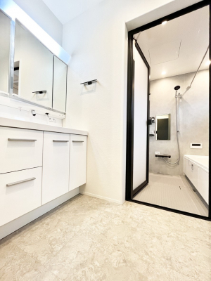 ���ʑ�E���ʏ��@������2�������`Dressing Room�`  ����������F�����œ��ꂳ��Ă���ƁA�X�b�L���Ɛ�������ۂ������܂��B���̗��ɂ͂����Ղ�Ǝ��[�X�y�[�X��W�������I�����́A�V���v�����@�\�����d�����āB