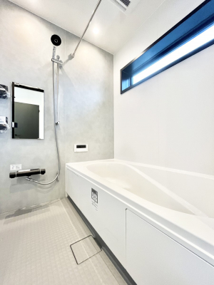 �����@������2�������`Bath Room�`�@����L�΂��ē������邱�Ƃ��\�I����̔�������M�d�ȃo�X�^�C���ł��B���q�l�Ƃ��ꏏ�ł��\���ȍL���Ȃ̂ŁA���r���O�Ƃ͈�����Ƒ��c�R�̂ЂƎ������y���݂��������܂��B