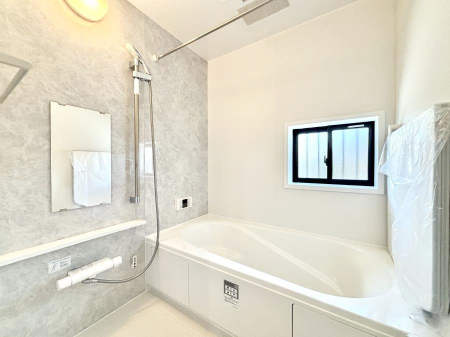 �����@������2-1�������`Bath Room�`�@���t���̃o�X���[���́A�̌������薾�邭�C�����̗ǂ���Ԃł��B�������邱�ƂŁA���C�����ǍD�B������芰����o�X���[���ŁA�����̃o�X�^�C�����y���݂ɂȂ肻���ł��B