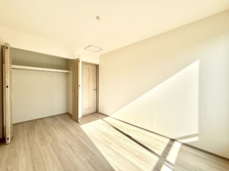 �Q���@������2-1�������`Bed Room�`  �S�����ɂ͎��[�N���[�[�b�g�������I���i�g���̂��m���⏬���͂������A�G�ߕ��̂��m���Ȃǂ���������Ɛ������ڂ����܂������܂��B  ������Ԃ��L���g�p�ł��܂��ˁB