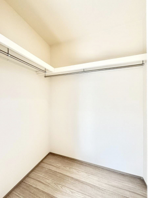 ���̑��@������2-1�������`Walk-in Closet�`�@��������̗m���������Ă��V���ɂȂ�ɂ����E�H�[�N�C���N���[�[�b�g�B�m���ȊO�ɂ��A���i�g��Ȃ��Ɠd��X�[�c�P�[�X�Ȃǉ��ł��Еt����������Ԃł��B